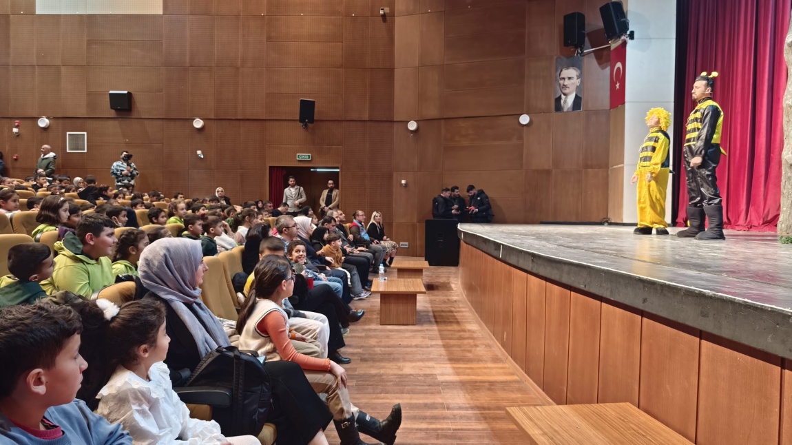 Öğrencilerimizle Tiyatro Etkinliğine Katıldık